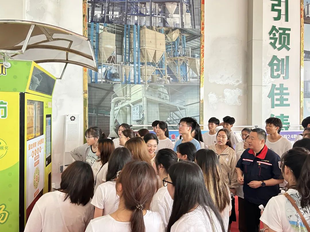 魯山縣委領(lǐng)導(dǎo)帶領(lǐng)返鄉(xiāng)大學(xué)生來訪華豫萬通參觀交流