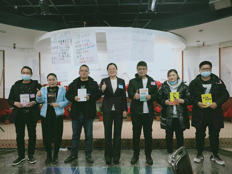 導(dǎo)師與冠軍隊(duì)合影留念